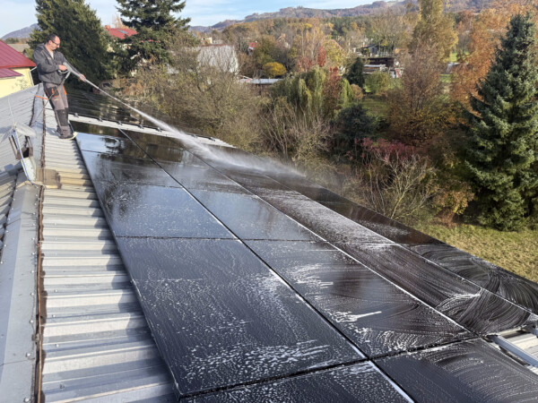 čištění solárních panelů na střeše