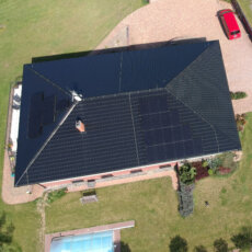 fotka ze vzduchu na fotovoltaiku, na střeše černá pálená taška